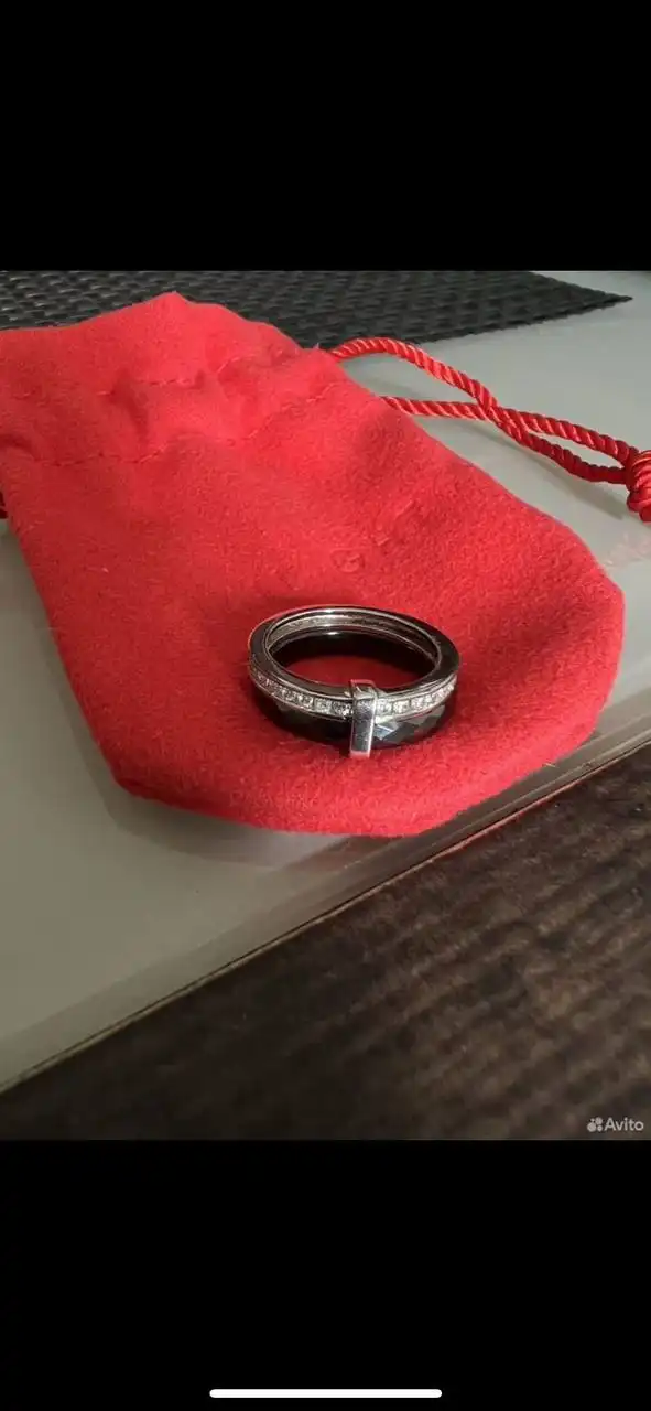 Продам новое серебряное кольцо с керамикой и фианитом - Ювелирные изделия (Барахолка) в Южно-Сахалинск