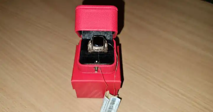 Продам золотой перстень с черным природным камнем 12.39 гр - Украшения (Барахолка) в Южно-Сахалинск