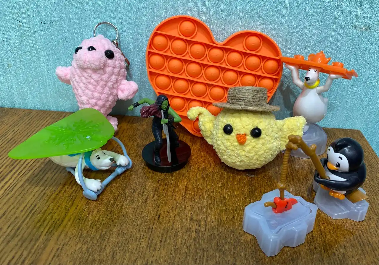 Киндер-игрушки и вязаные игрушки - Игрушки (Барахолка) в Южно-Сахалинск