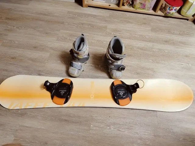 Продам сноуборд с ботинками, размер ботинок 35 - частное объявление в Южно-Сахалинск
