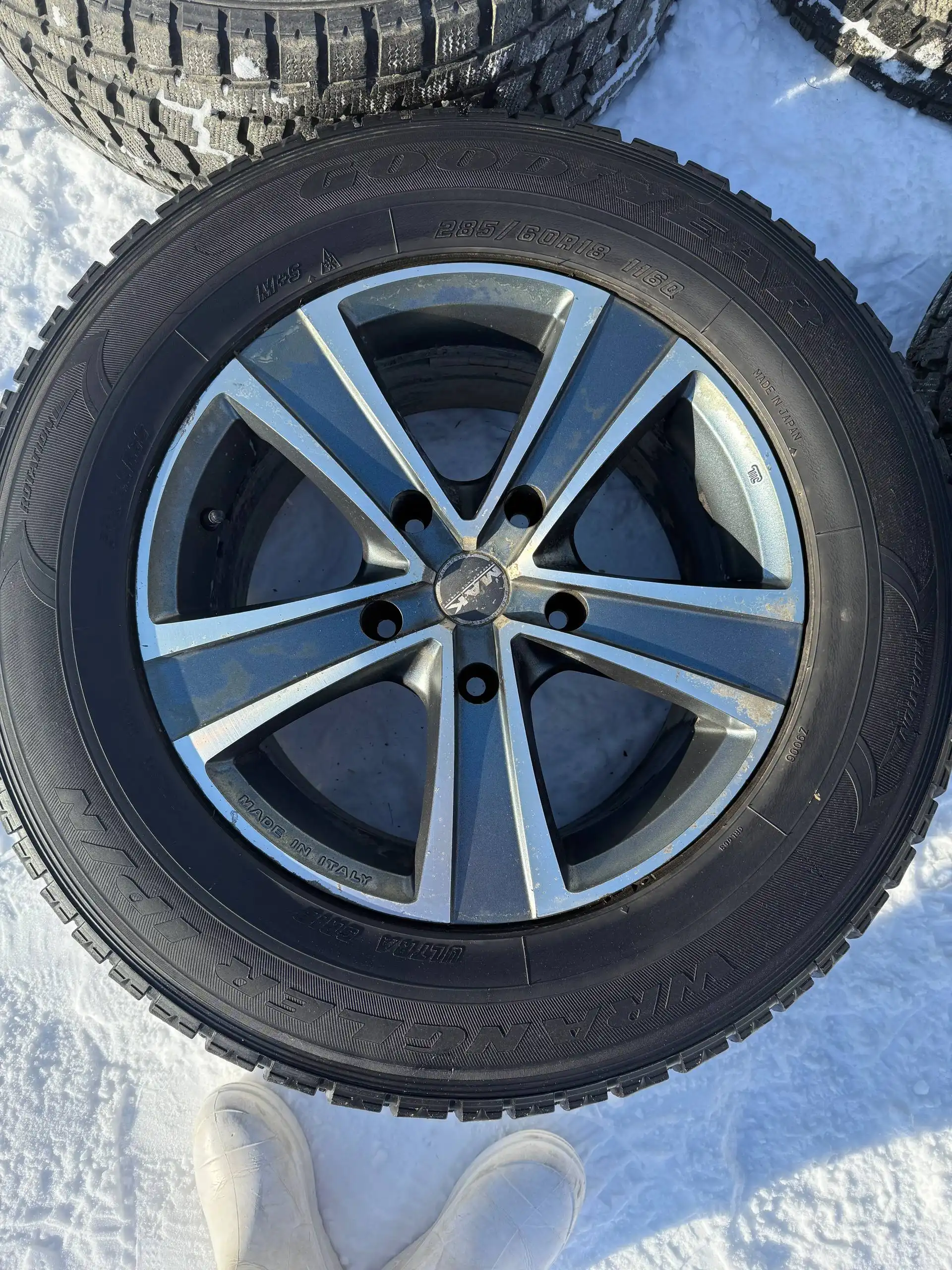 Продам комплект колес с зимней резиной 285/60R18 - Шины и диски (Авто) в Южно-Сахалинск