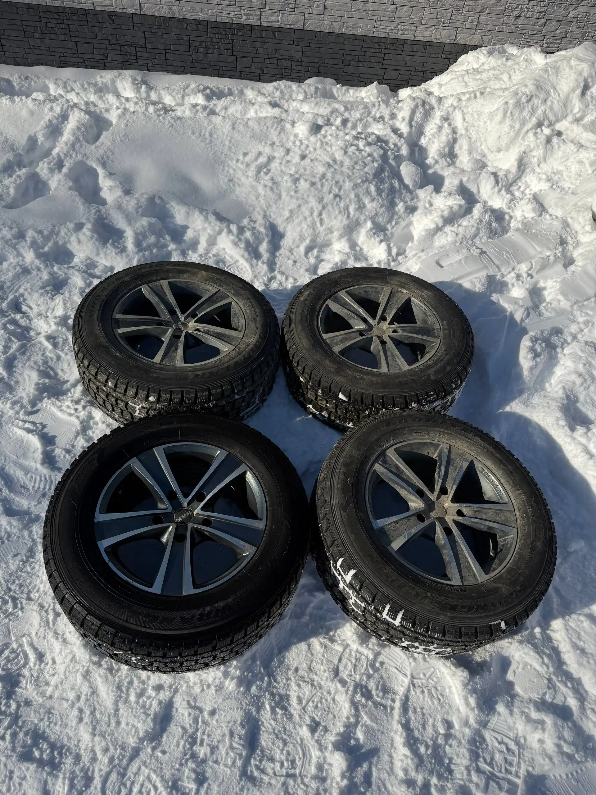 Продам комплект колес с зимней резиной 285/60R18 - Шины и диски (Авто) в Южно-Сахалинск