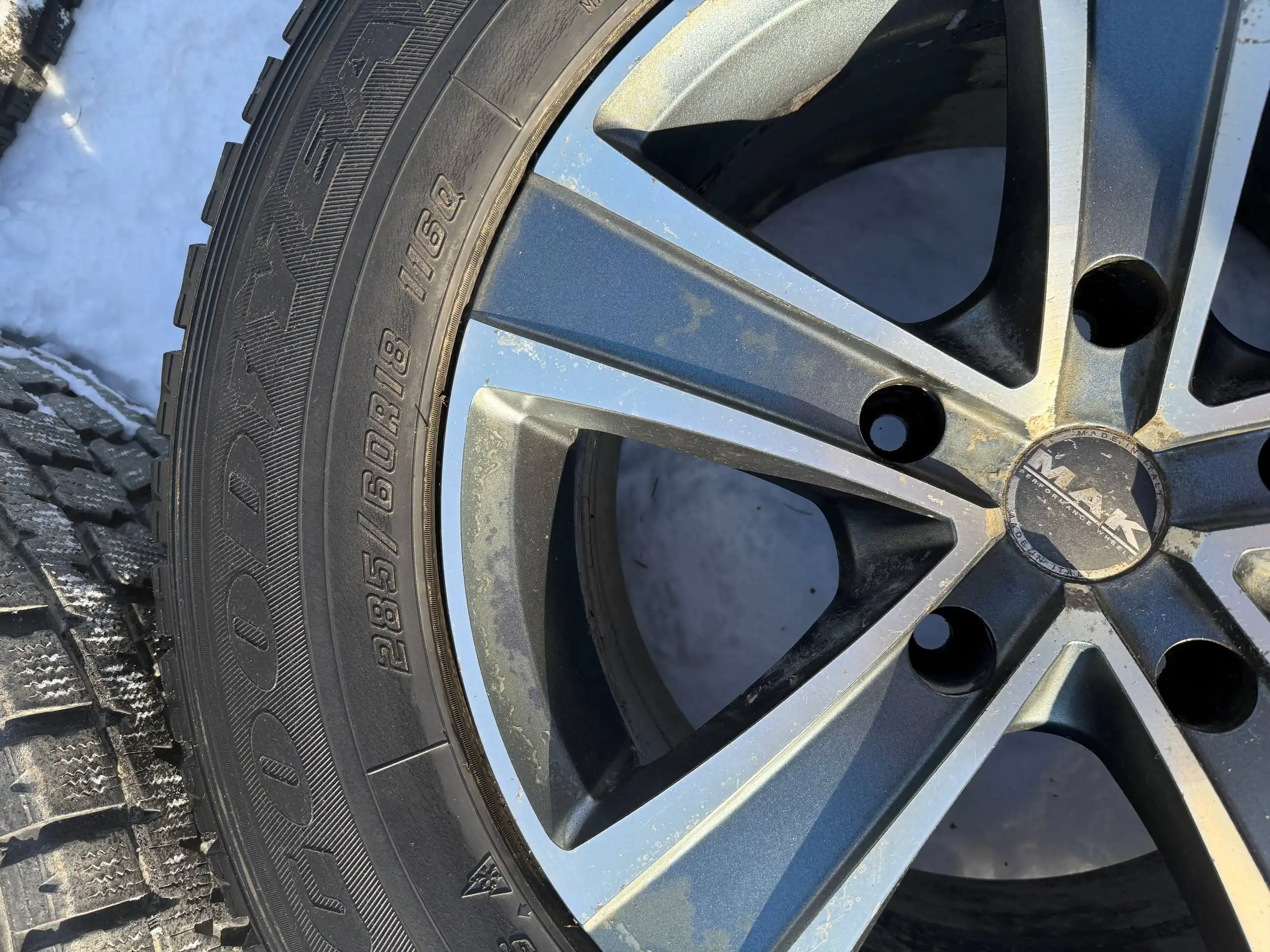 Продам комплект колес с зимней резиной 285/60R18 - Шины и диски (Авто) в Южно-Сахалинск