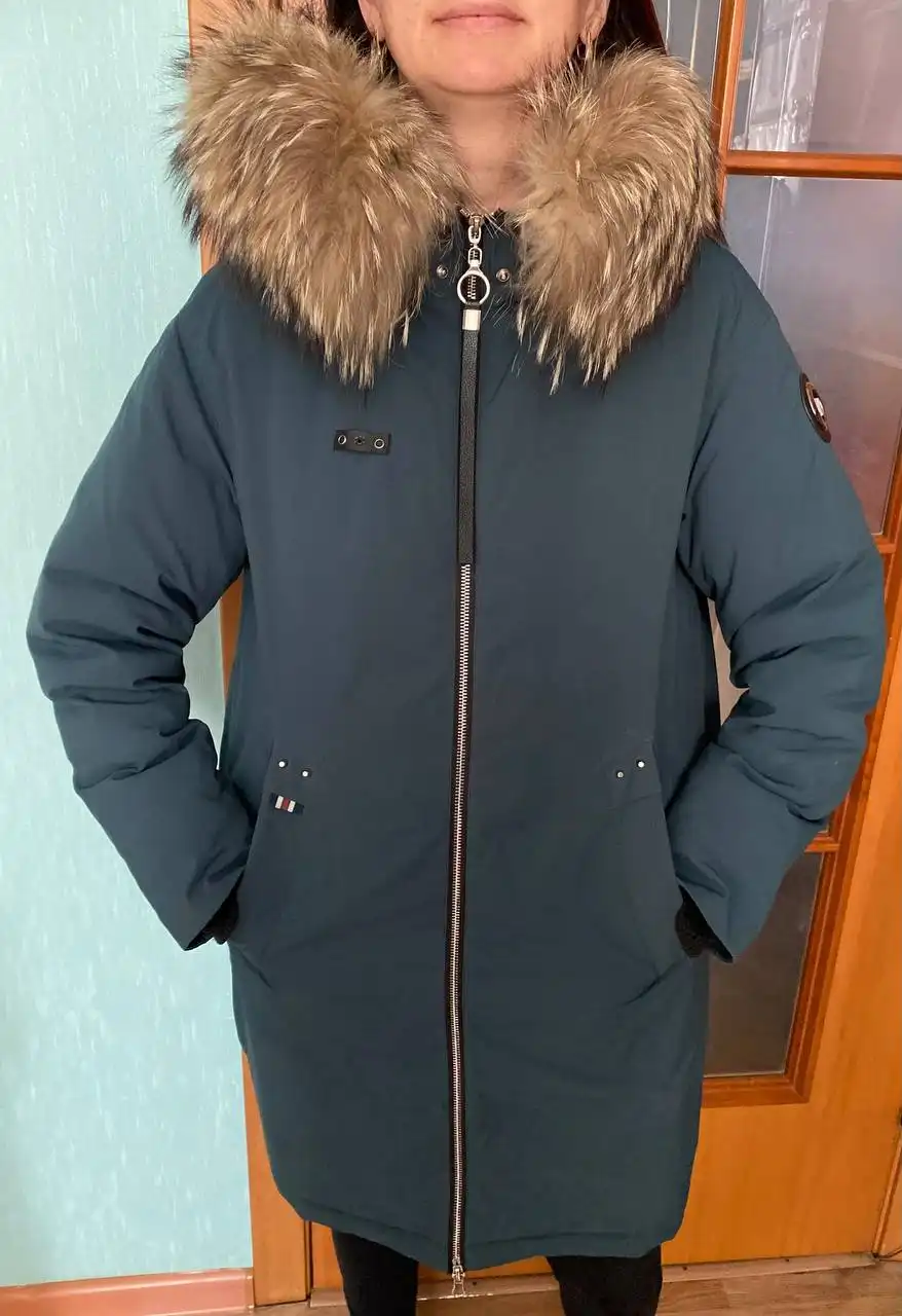 Женский зимний пуховик бутылочного цвета - Верхняя одежда (Одежда) в Южно-Сахалинск