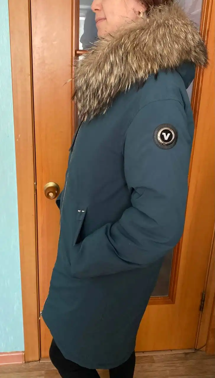 Женский зимний пуховик бутылочного цвета - Верхняя одежда (Одежда) в Южно-Сахалинск