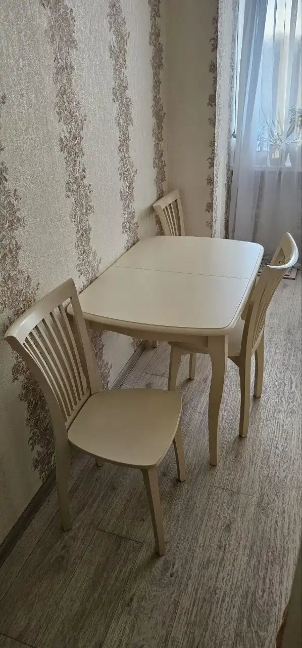 Продам раздвижной стол и 3 стула - Мебель (Для дома и дачи) в Южно-Сахалинск