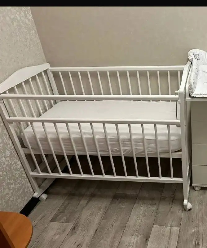 Детская кроватка с маятником в хорошем состоянии - Детская мебель (Товары для детей) в Южно-Сахалинск