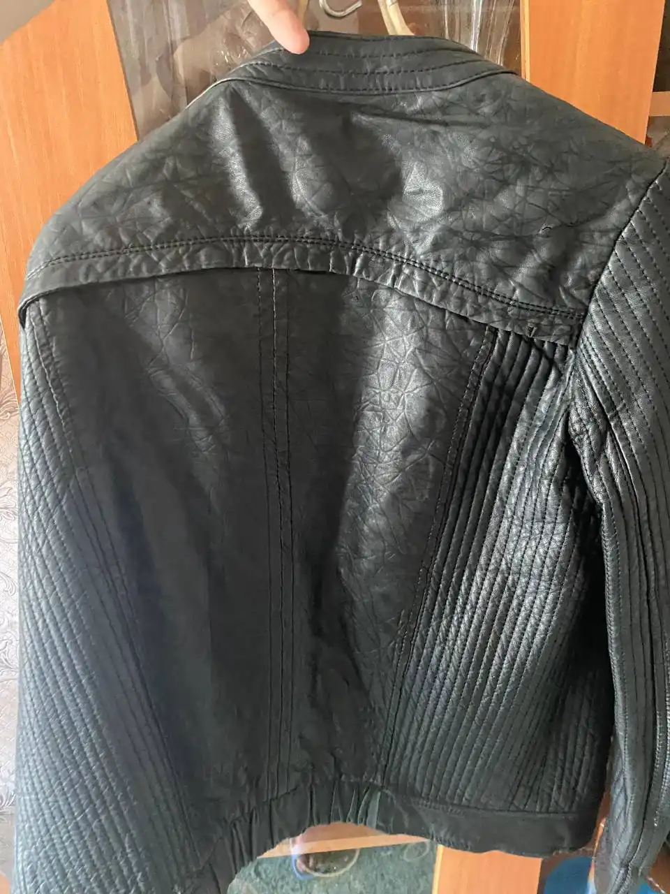 Продам кожаную куртку - Одежда в Южно-Сахалинск