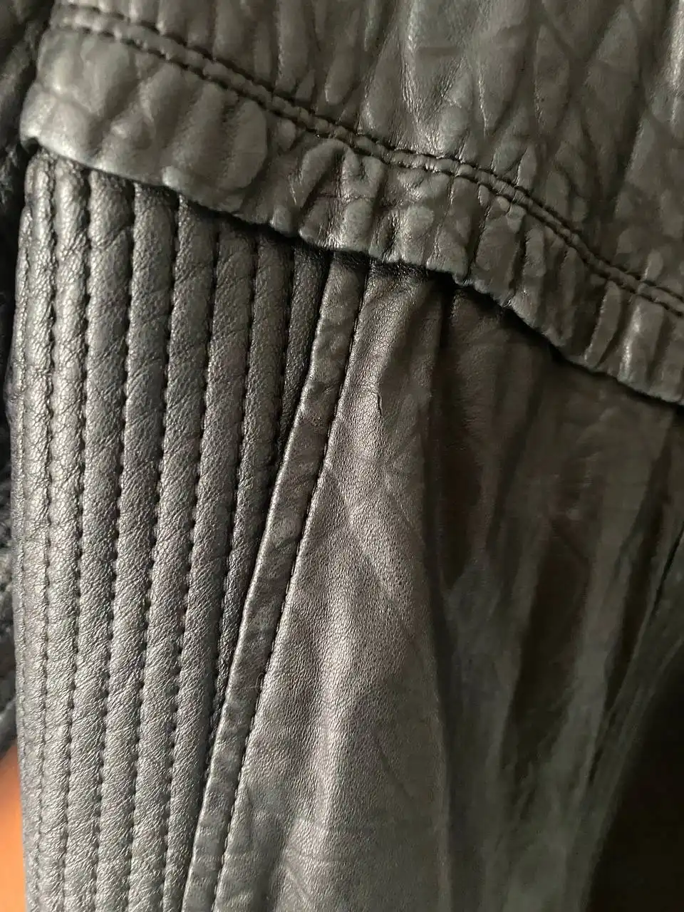 Продам кожаную куртку - Одежда в Южно-Сахалинск