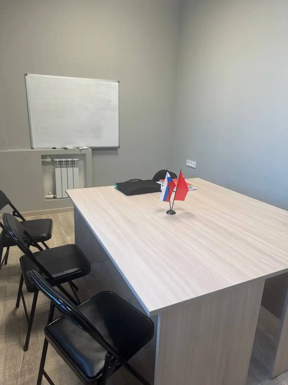 Продажа офисных столов и настенной доски - Барахолка в Южно Сахалинск