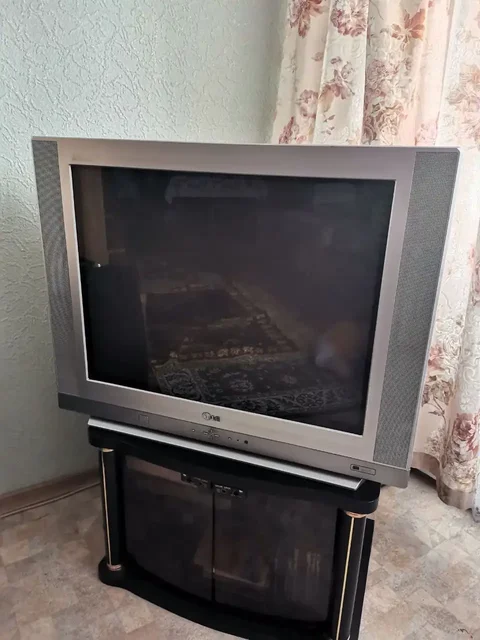 Телевизор с пультом и тумбочкой в отличном состоянии - Компьютерные игры в Южно-Сахалинск