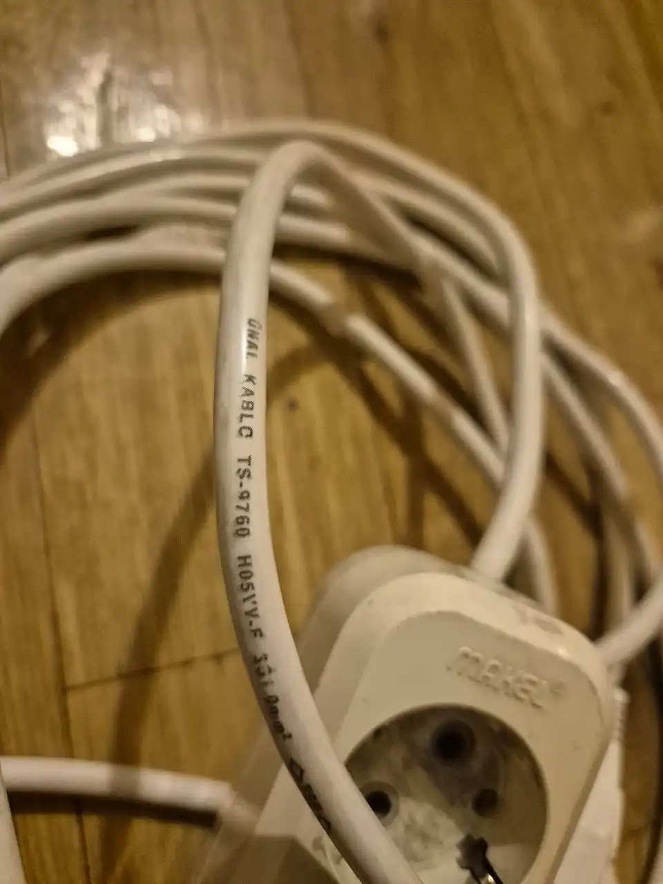 Продам электрический удлинитель 5 метров на 3 прибора - Электротовары (Для дома и дачи) в Южно-Сахалинск