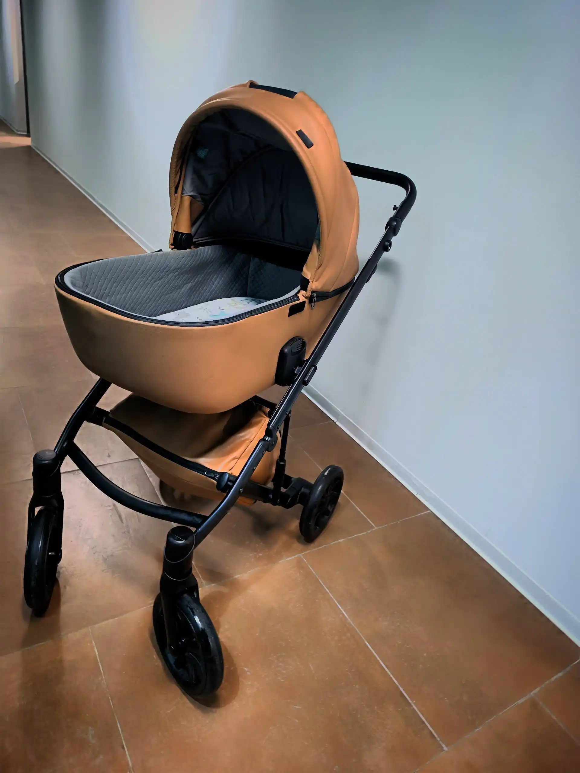 Продажа детской коляски 2 в 1 - Коляски (Товары для детей) в Южно-Сахалинск