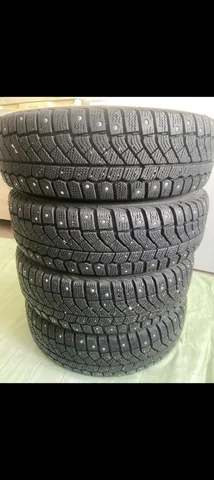 Продам комплект зимних колес 175/65/14 - Шины в Долинск