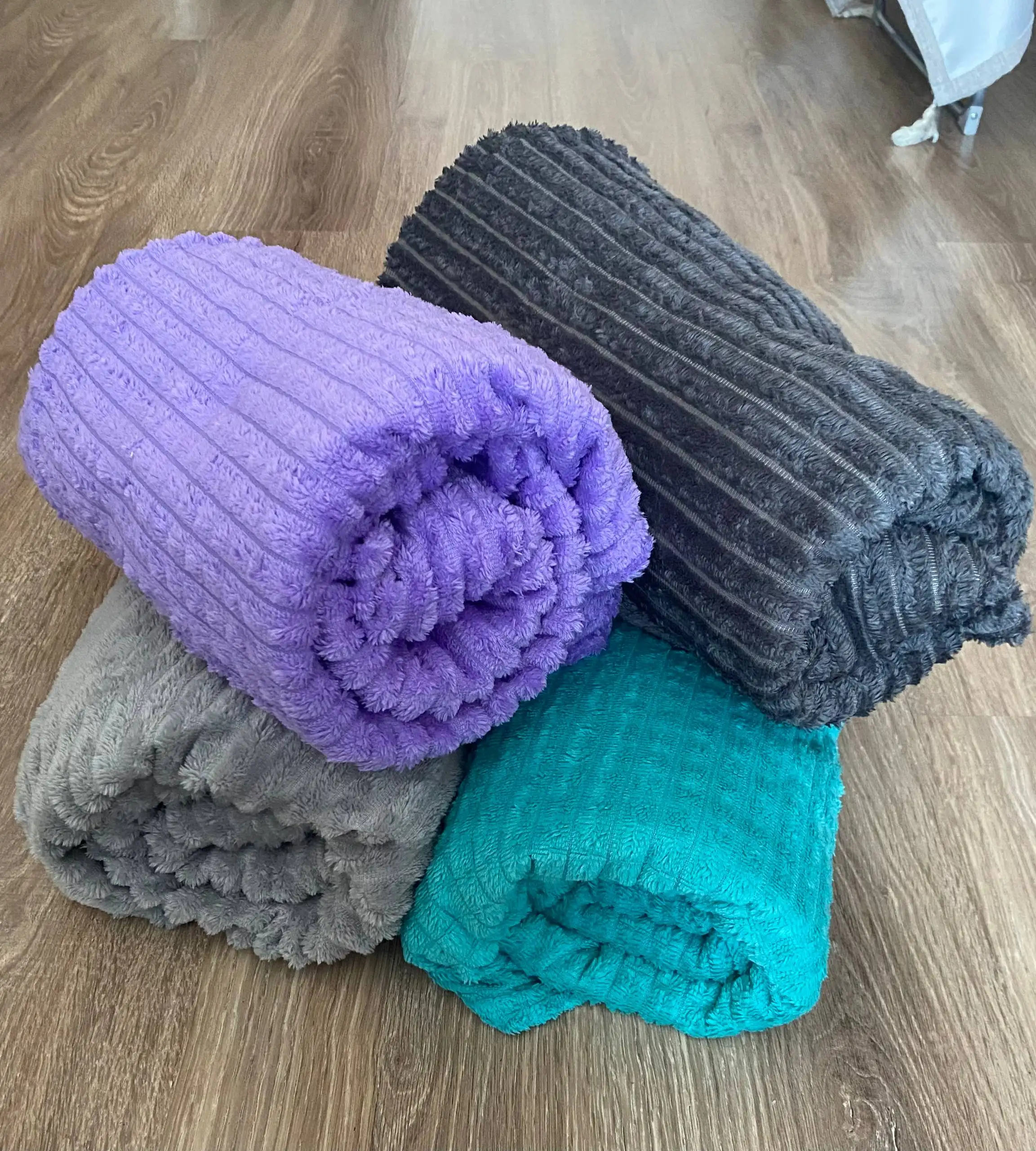 Продажа ширмы, пледов, подушек и стеллажа - Барахолка в Южно-Сахалинск