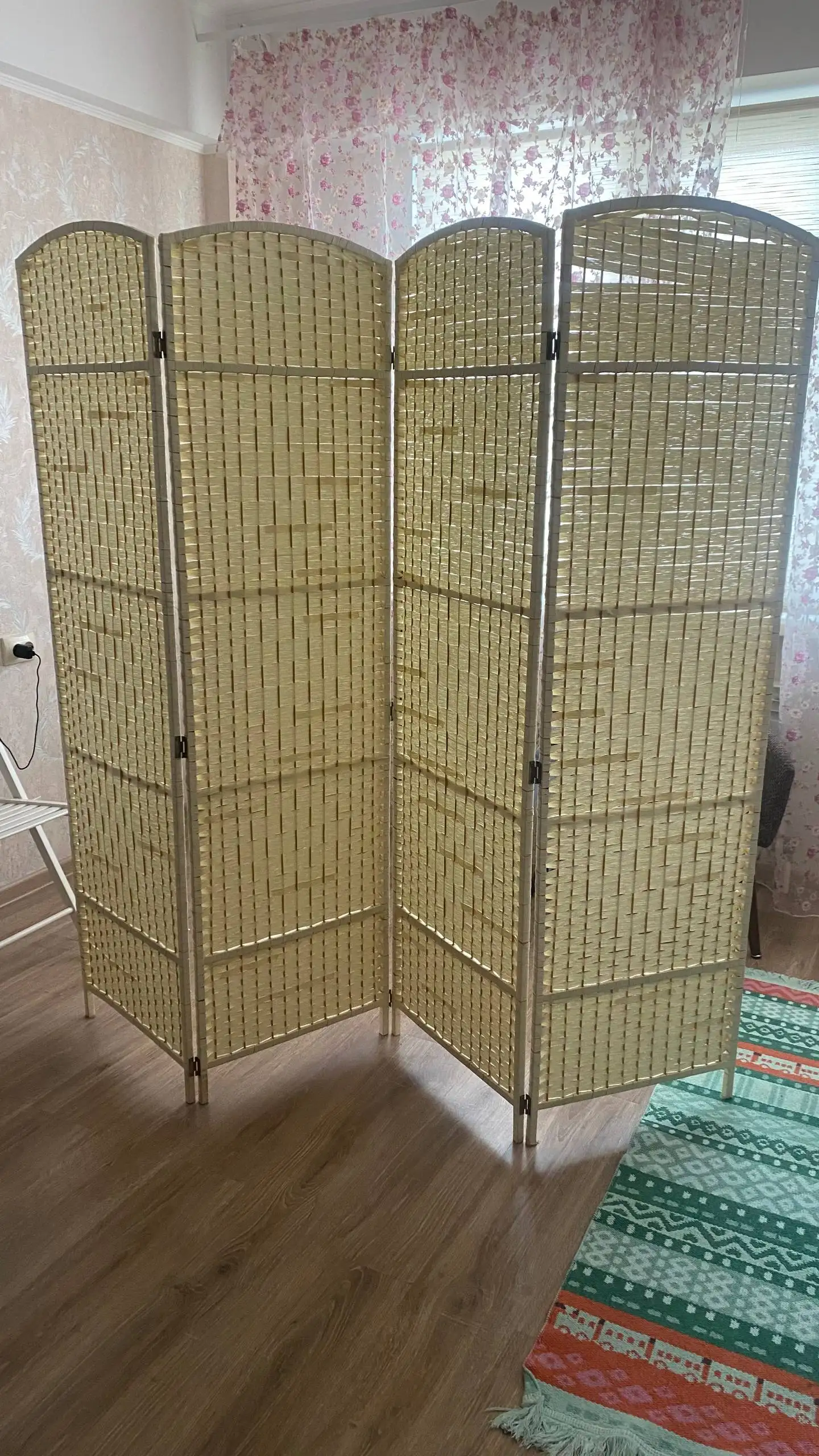 Продажа ширмы, пледов, подушек и стеллажа - Барахолка в Южно-Сахалинск