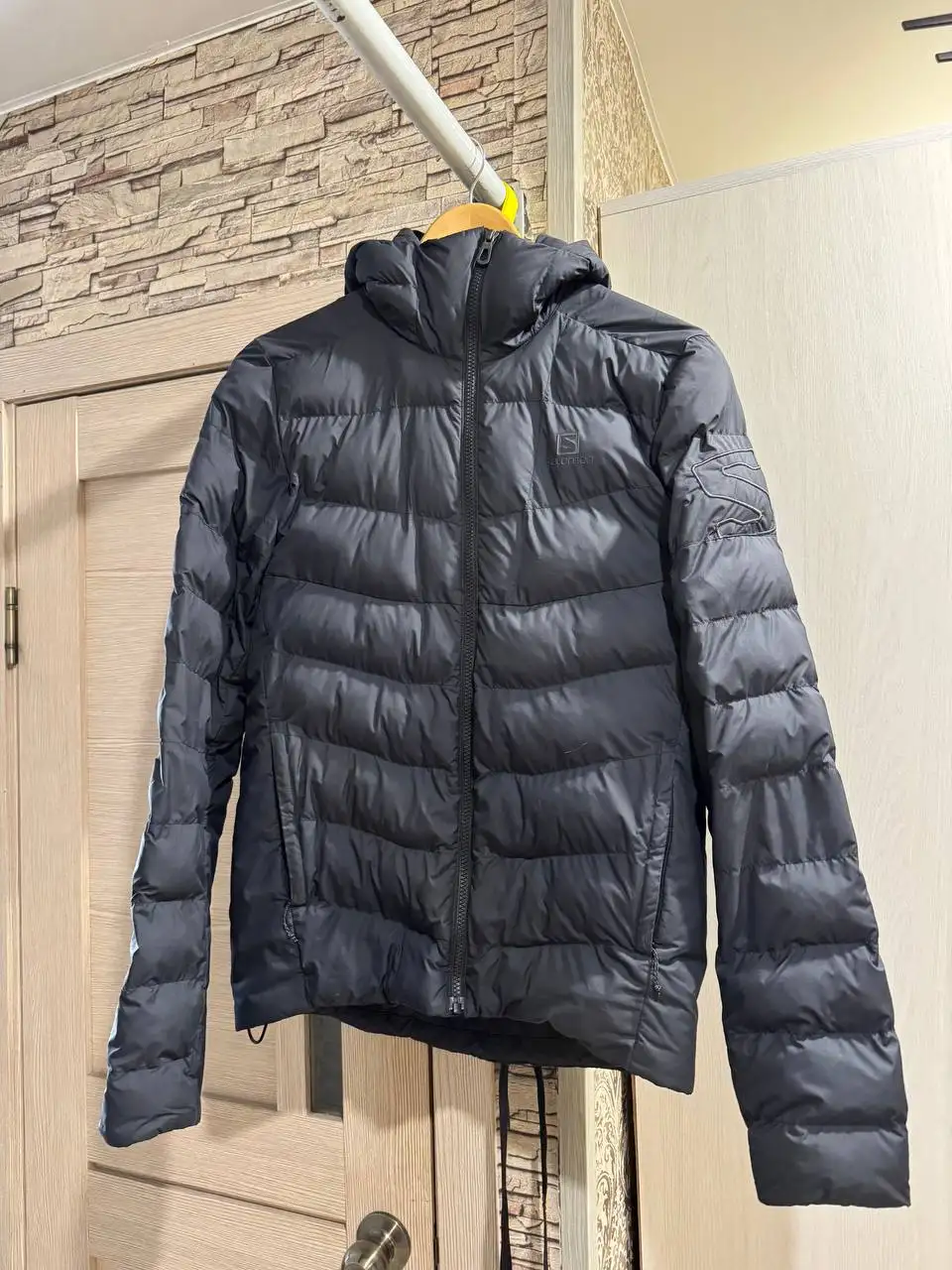Пуховик Salomon размер S - Верхняя одежда (Одежда) в Южно-Сахалинск