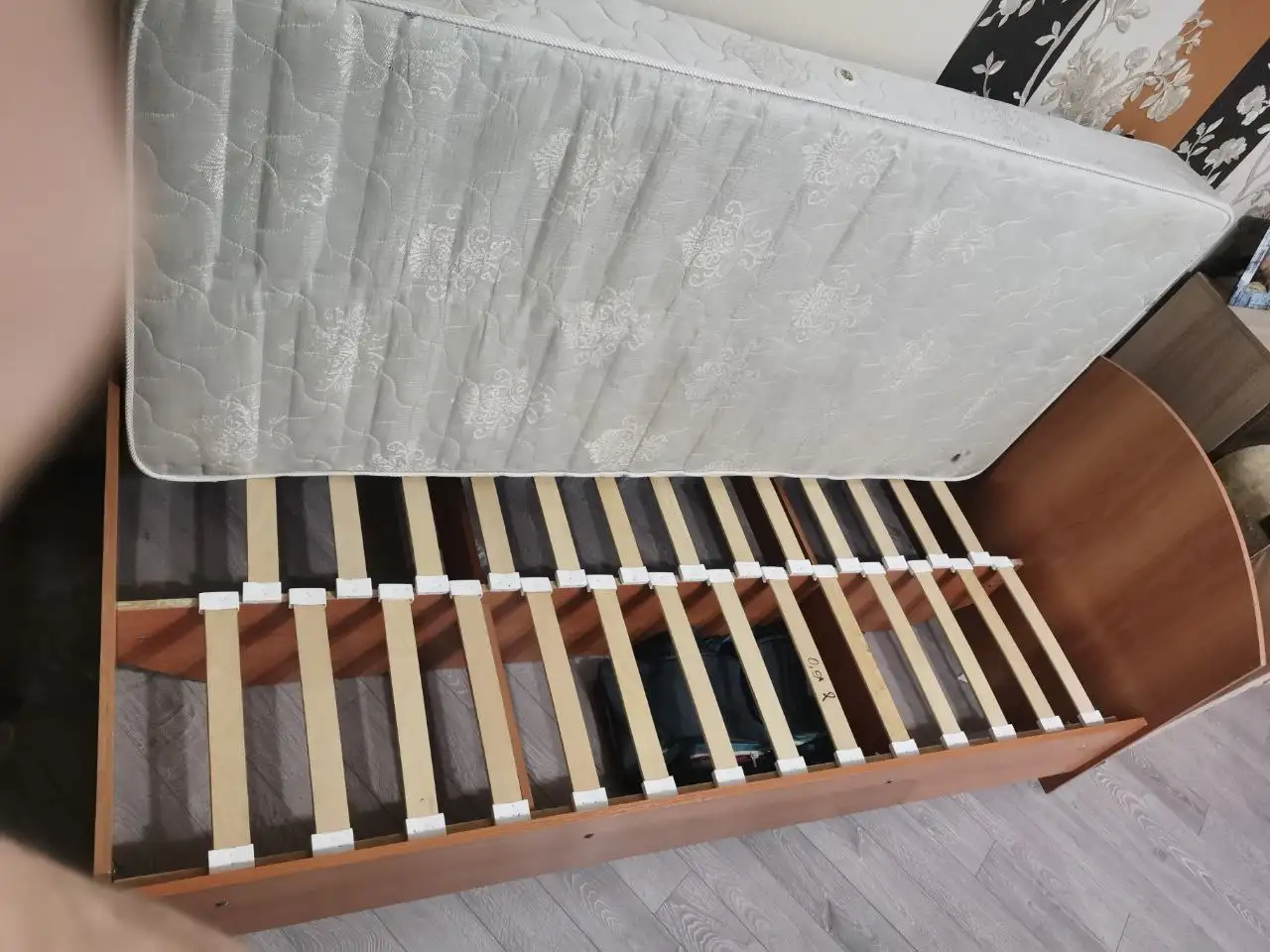 Кровать 200х90 отличное состояние - Мебель (Для дома и дачи) в Южно-Сахалинск