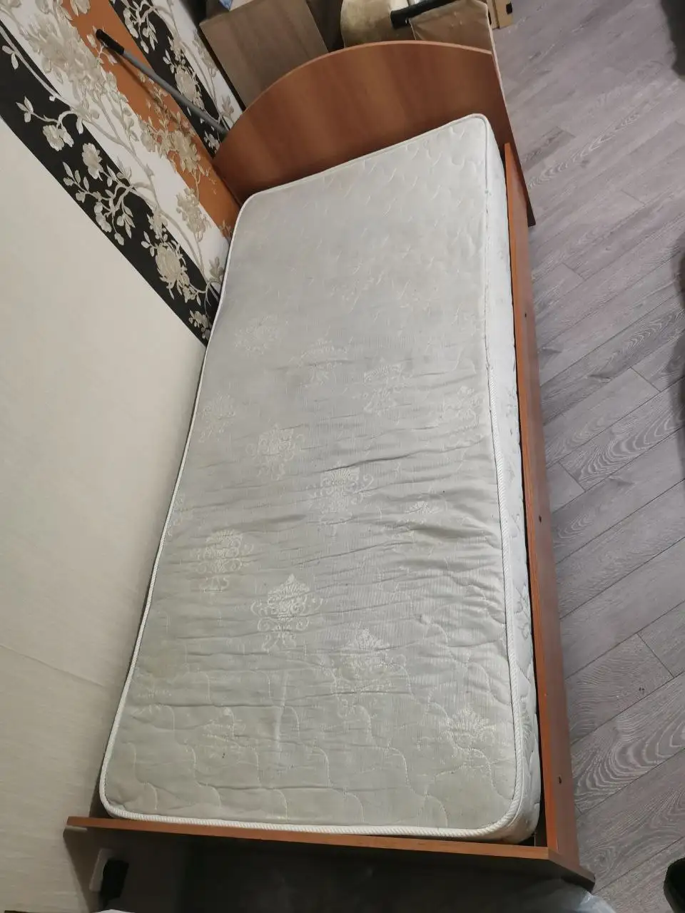 Кровать 200х90 отличное состояние - Мебель (Для дома и дачи) в Южно-Сахалинск