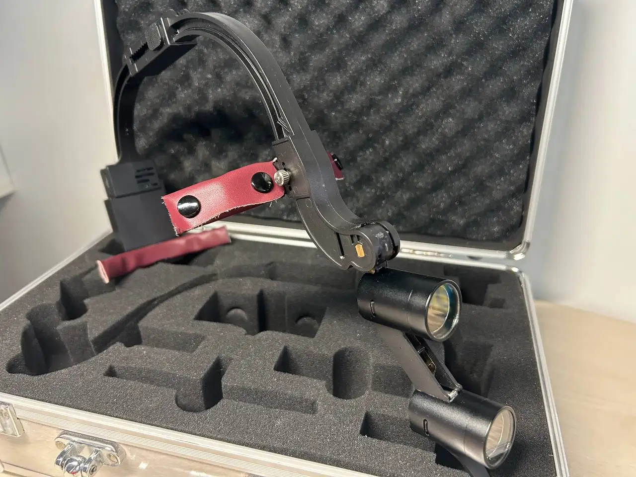 Профессиональный налобный осветитель с бинокулярами 2,5x и линзой +1,5 - Хобби и отдых в Южно-Сахалинск