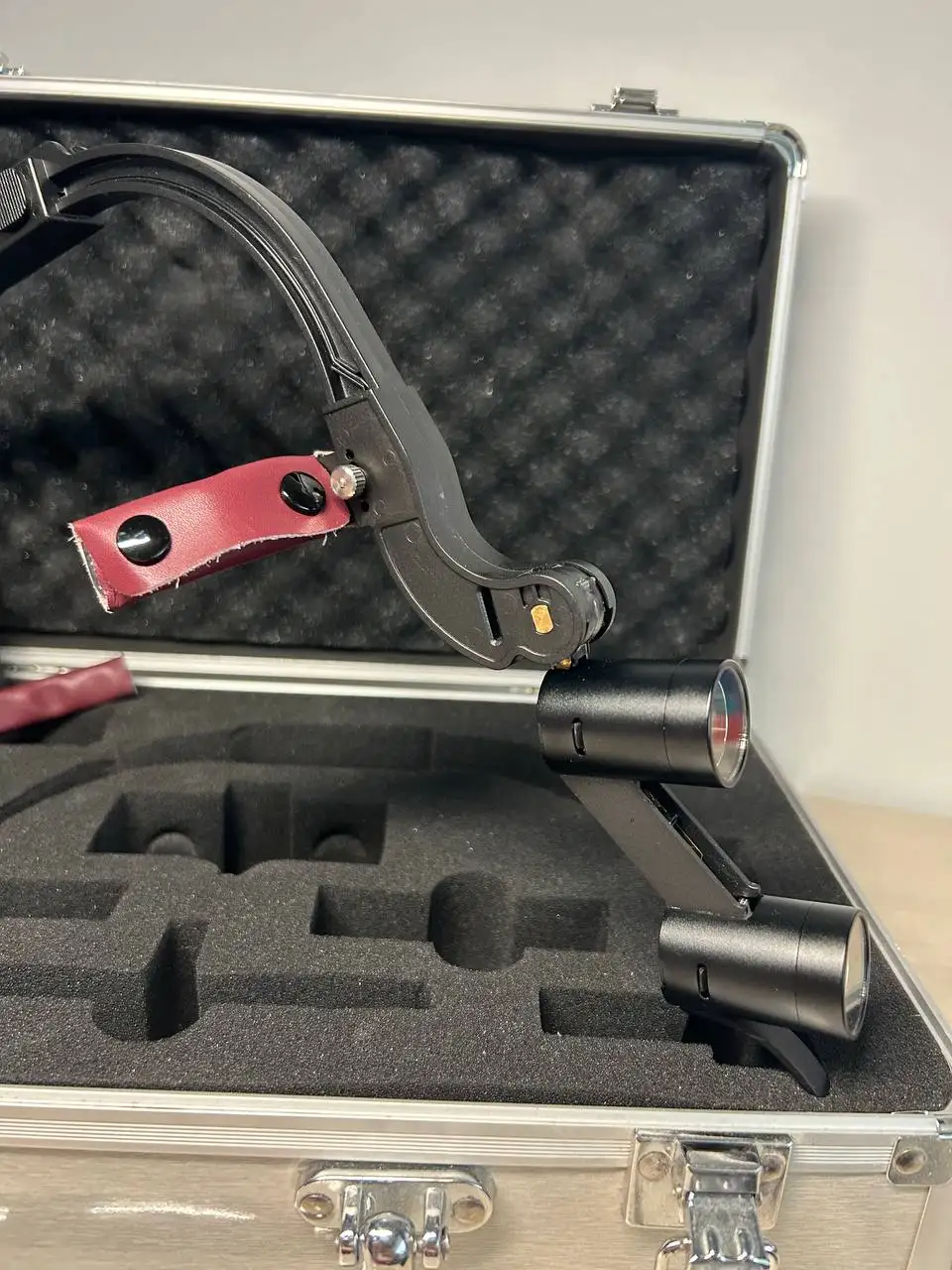 Профессиональный налобный осветитель с бинокулярами 2,5x и линзой +1,5 - Хобби и отдых в Южно-Сахалинск