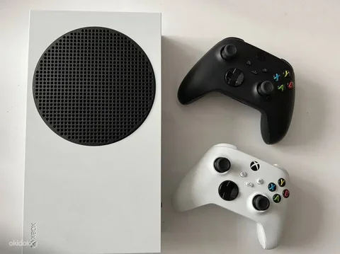 Продам Xbox Series S с играми и аксессуарами - Игровые приставки в Южно-Сахалинск