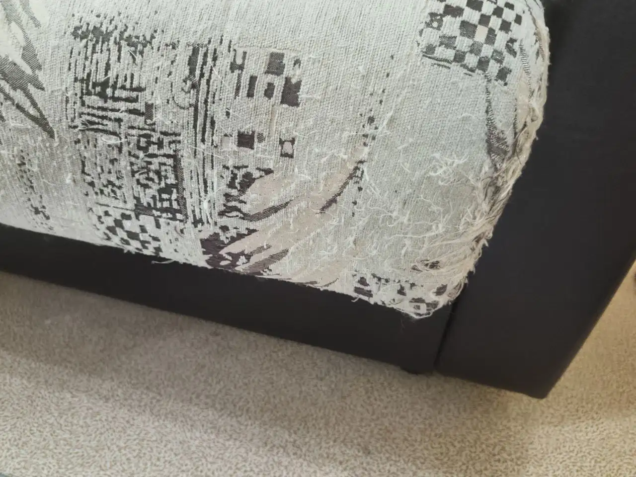 Продажа дивана с последствиями от кота - Барахолка в Южно-Сахалинск