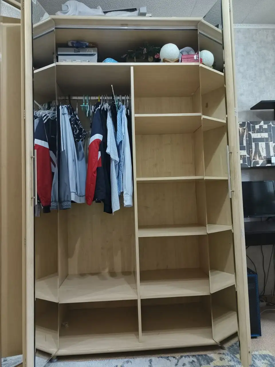 Продажа углового шкафа в Южно-Сахалинске - Мебель (Для дома и дачи) в Южно-Сахалинск