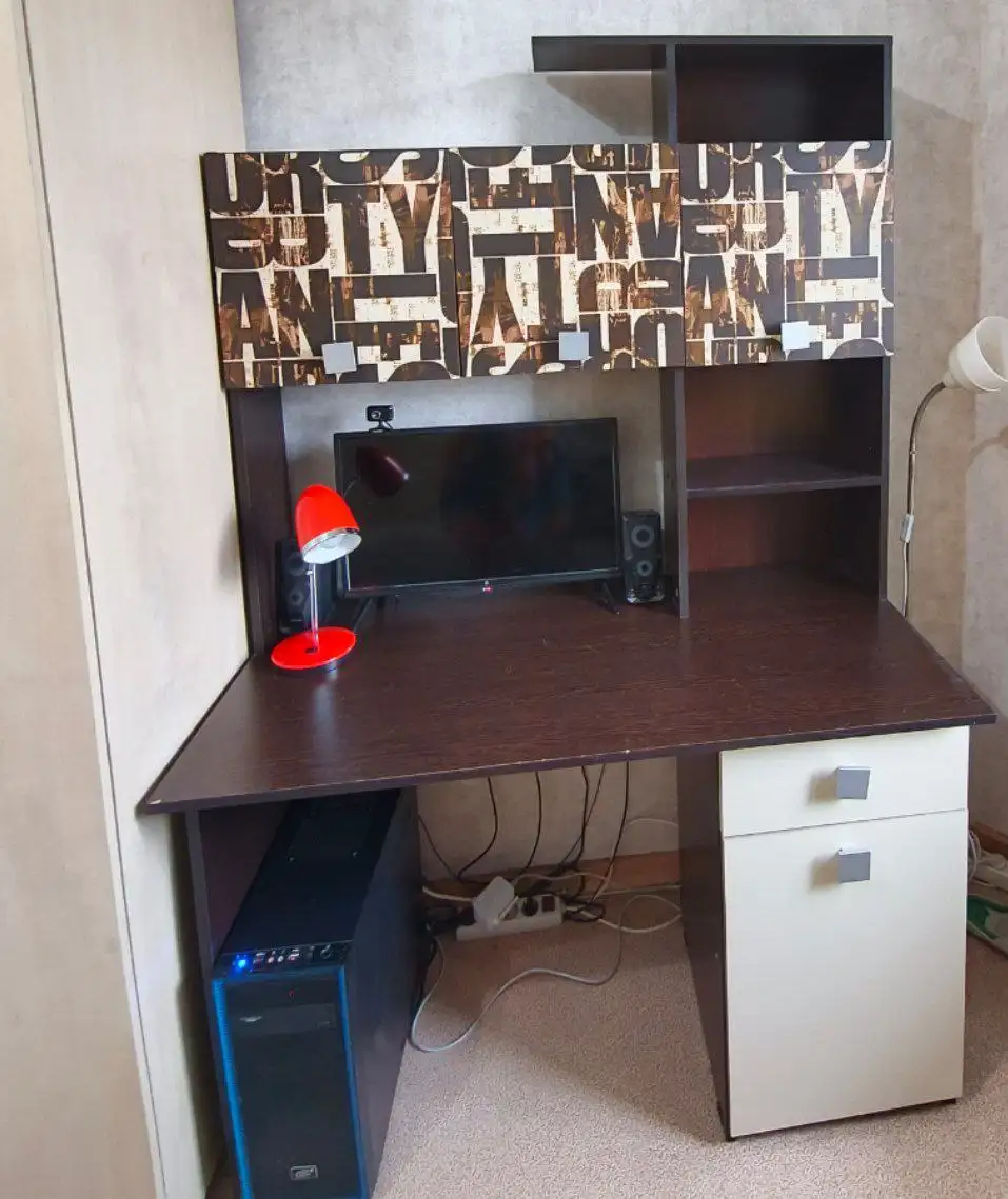 Продажа школьного стола - Мебель (Для дома и дачи) в Южно-Сахалинск