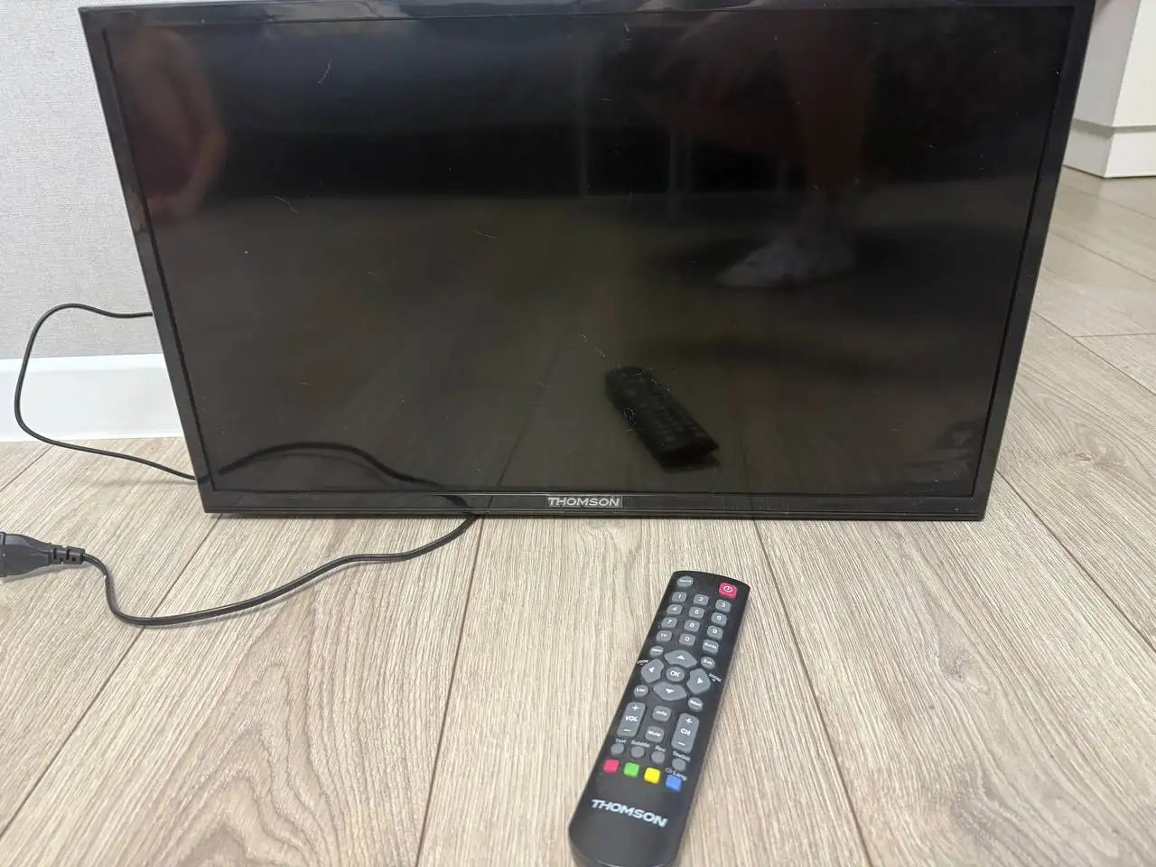 Телевизор Thomson рабочий с ножками и пультом - Телевизоры (Электроника) в Южно-Сахалинск