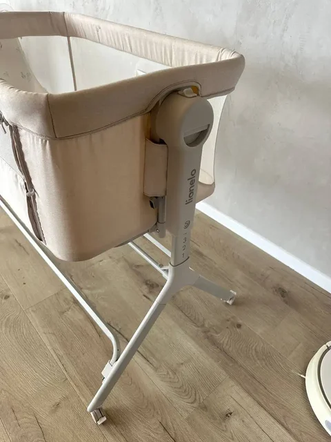 Продам детскую кроватку с матрасником и аксессуарами - Детская мебель в Южно-Сахалинск