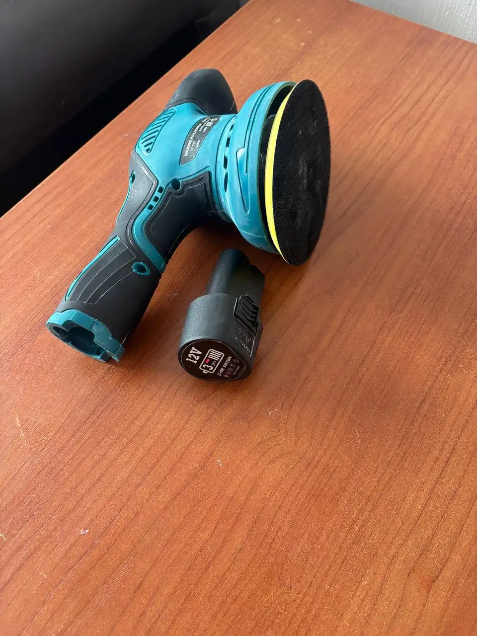 Зарядка и запасной аккумулятор в комплекте - Аксессуары для электроники (Электроника) в Южно-Сахалинск