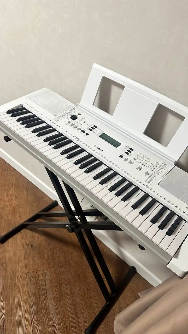 Синтезатор с подсветкой и функцией обучения - Музыкальные инструменты (Хобби и отдых) в Южно-Сахалинск