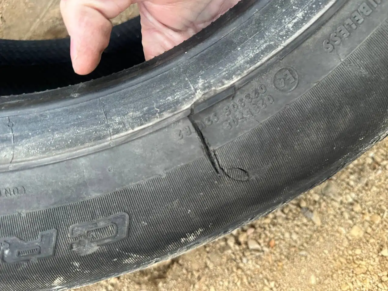 Одно колесо с порезом в Корсакове - Шины и диски (Авто) в Корсаков