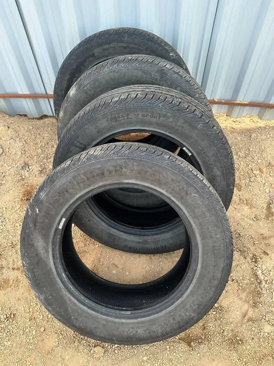 Одно колесо с порезом в Корсакове - Шины и диски (Авто) в Корсаков