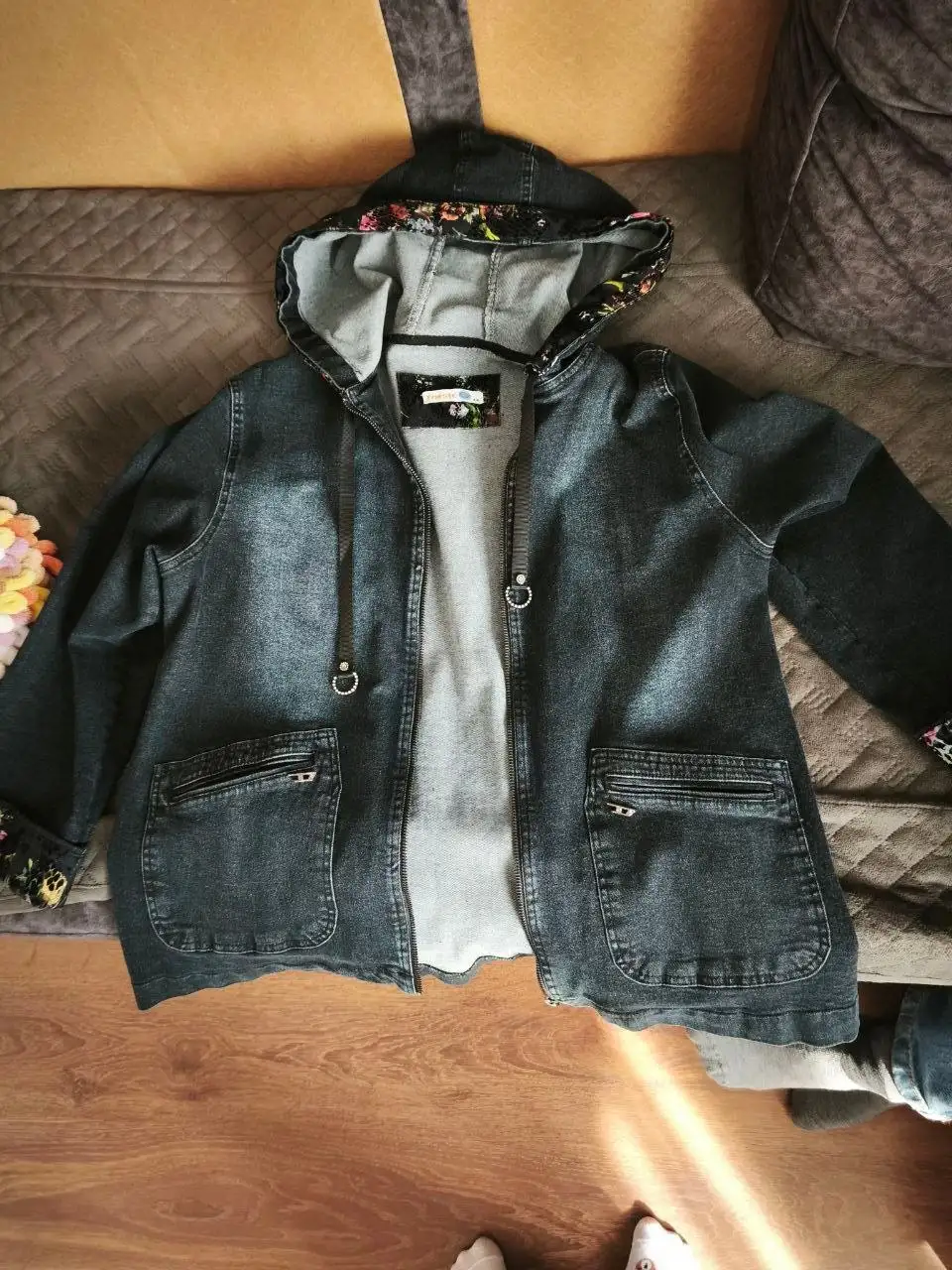 Продам джинсовую куртку плюс моде - Верхняя одежда (Одежда) в Южно-Сахалинск