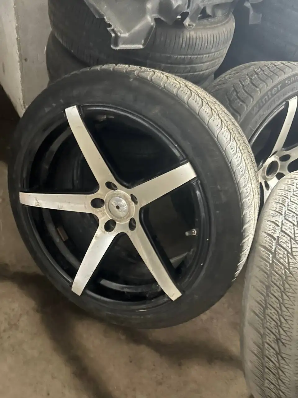 Диски и резина 225/45/18 - Запчасти (Авто) в Южно-Сахалинск