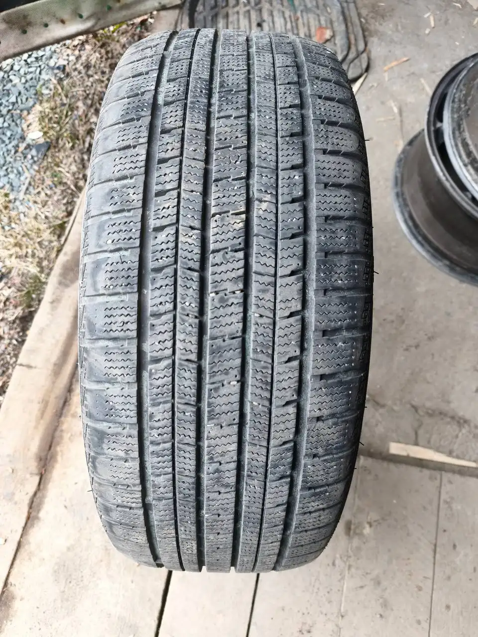 Продажа 4 зимних шин - Шины и диски (Авто) в Корсаков