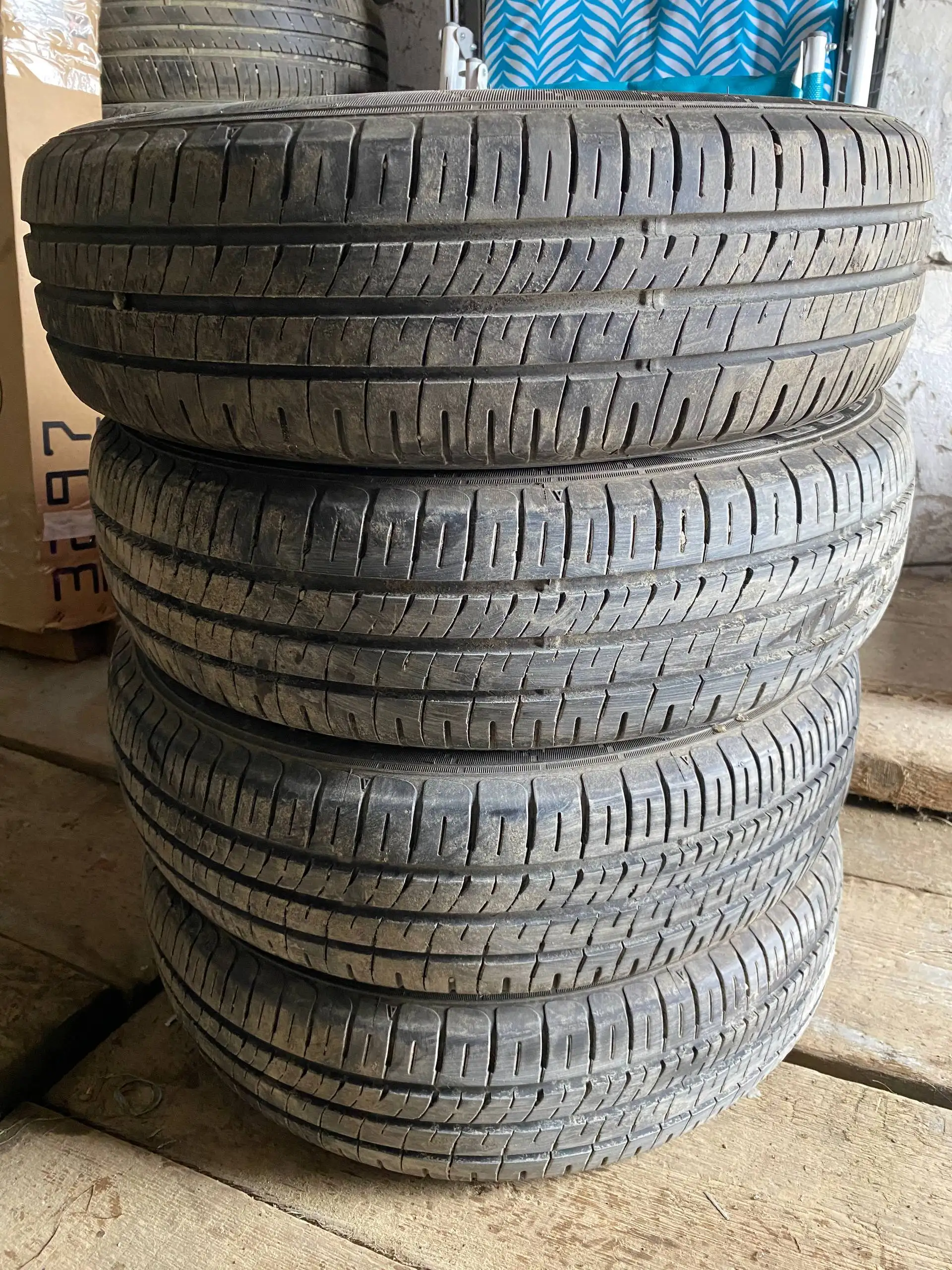 Комплект летней резины Dunlop 175/65/15 - Шины и диски (Запчасти) в Южно-Сахалинск