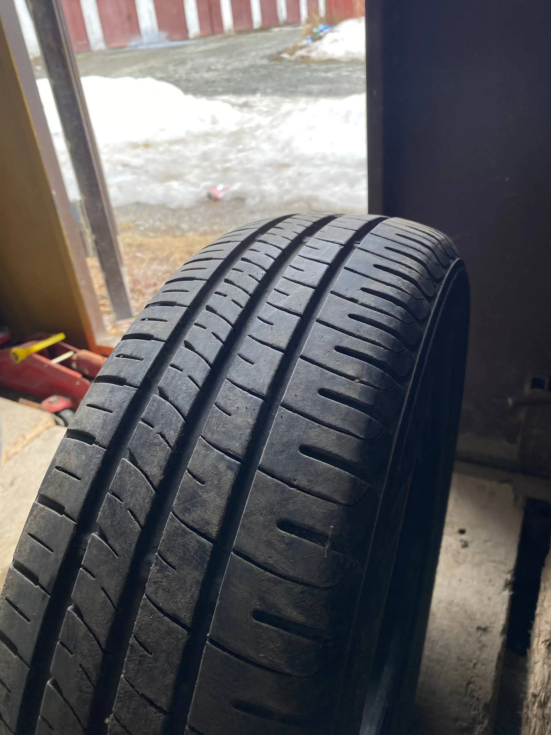 Комплект летней резины Dunlop 175/65/15 - Шины и диски (Запчасти) в Южно-Сахалинск