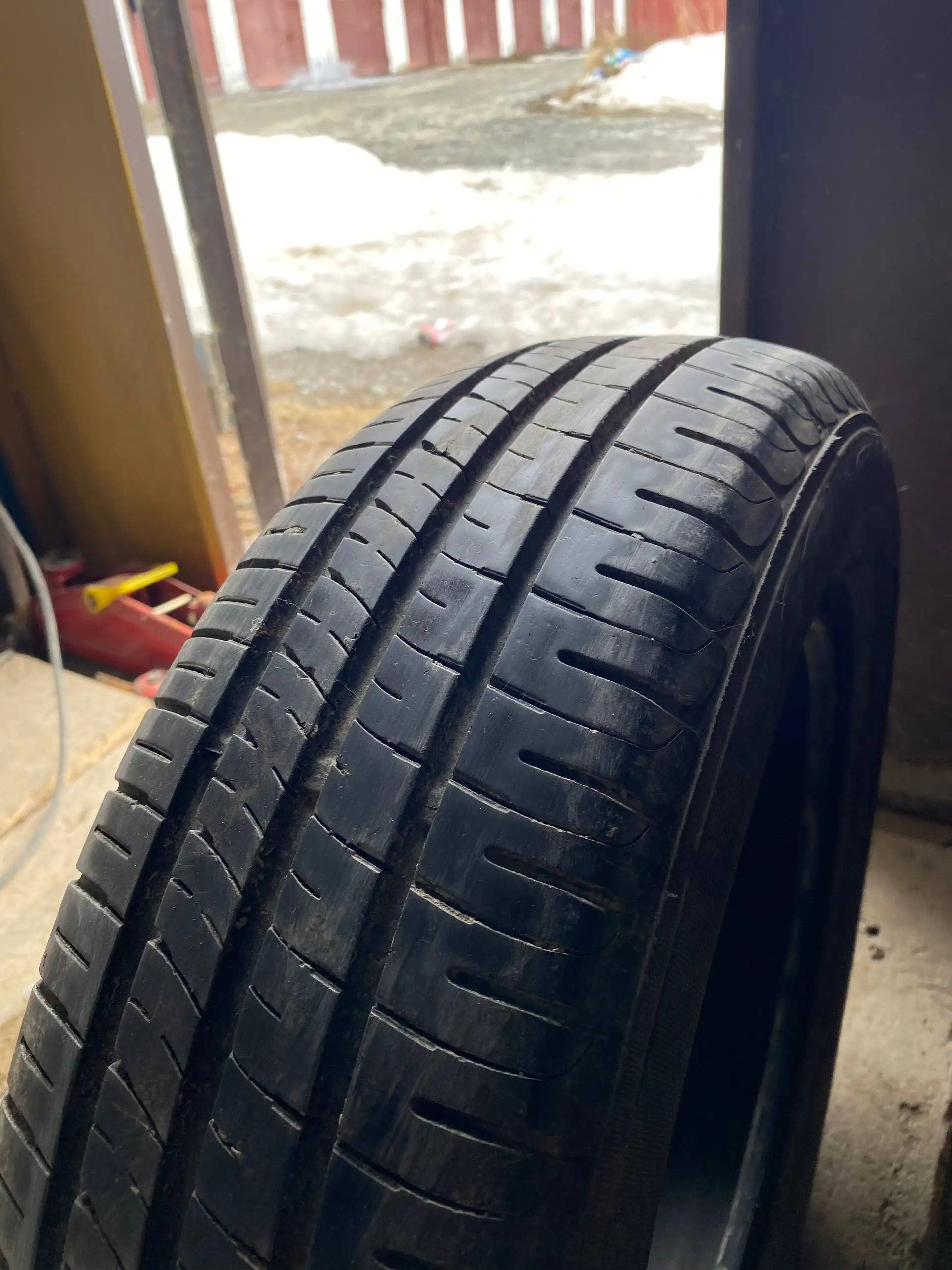 Комплект летней резины Dunlop 175/65/15 - Шины и диски (Запчасти) в Южно-Сахалинск
