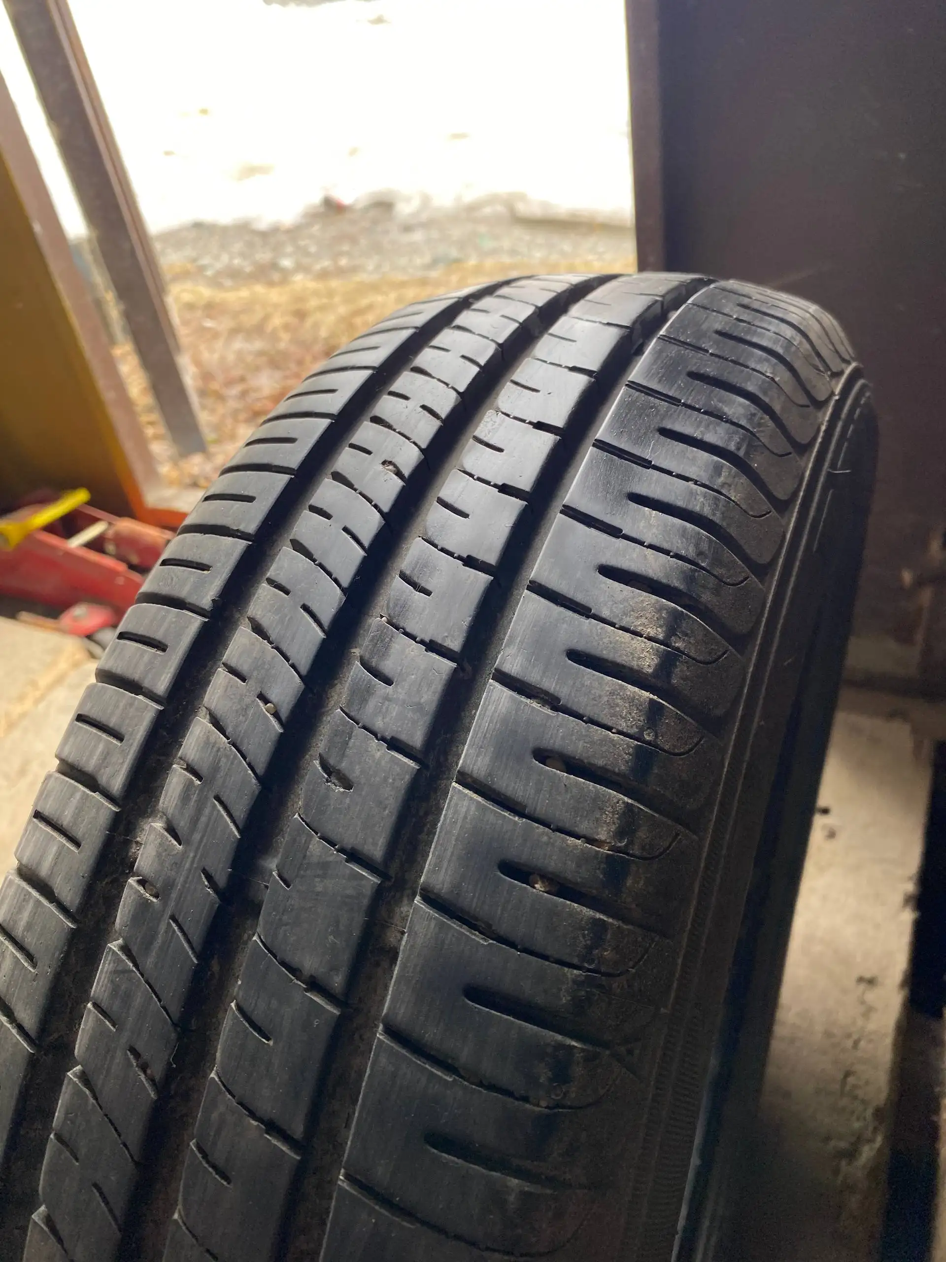 Комплект летней резины Dunlop 175/65/15 - Шины и диски (Запчасти) в Южно-Сахалинск