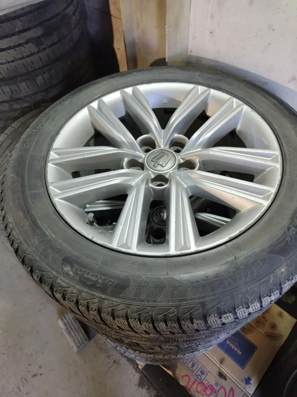 Автомобильные диски и шины R17 225/55 - Диски и шины (Запчасти) в Южно-Сахалинск