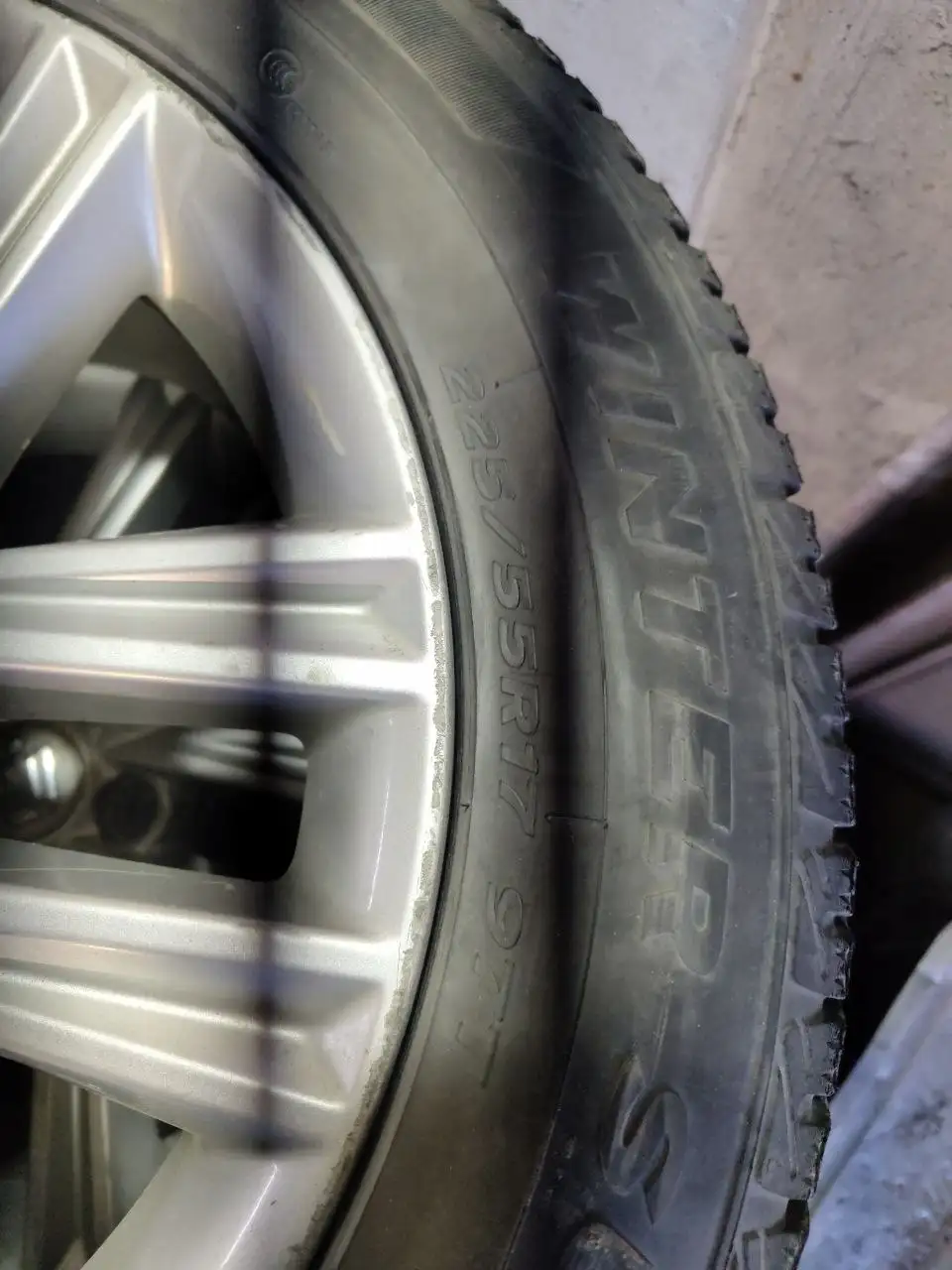 Автомобильные диски и шины R17 225/55 - Диски и шины (Запчасти) в Южно-Сахалинск