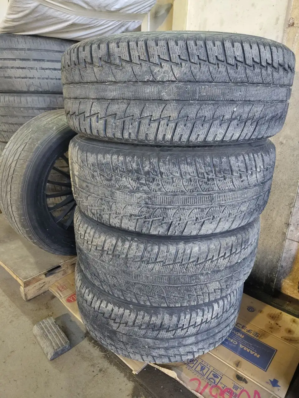 Автомобильные диски и шины R17 225/55 - Диски и шины (Запчасти) в Южно-Сахалинск