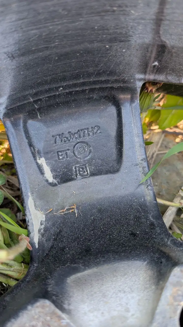 Диски колесные 17 дюймов - Запчасти (Авто) в Южно-Сахалинск