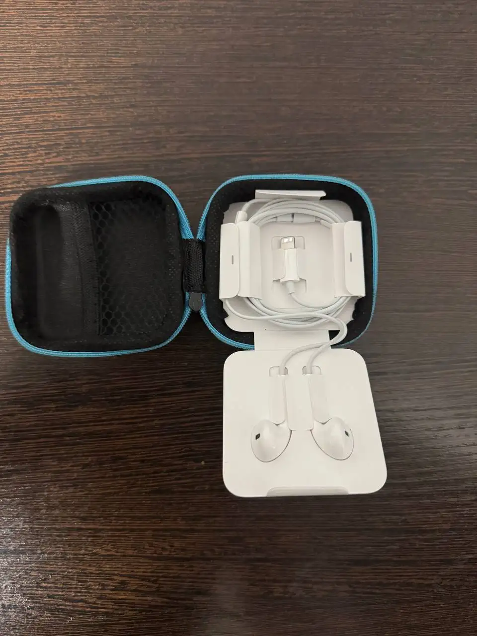 Продам наушники EarPods новые с lightning - Аксессуары (Электроника) в Южно-Сахалинск