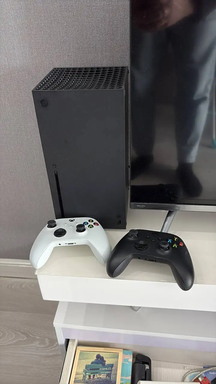 Продам Xbox Series X с двумя геймпадами - Игры и приставки (Электроника) в Южно-Сахалинск