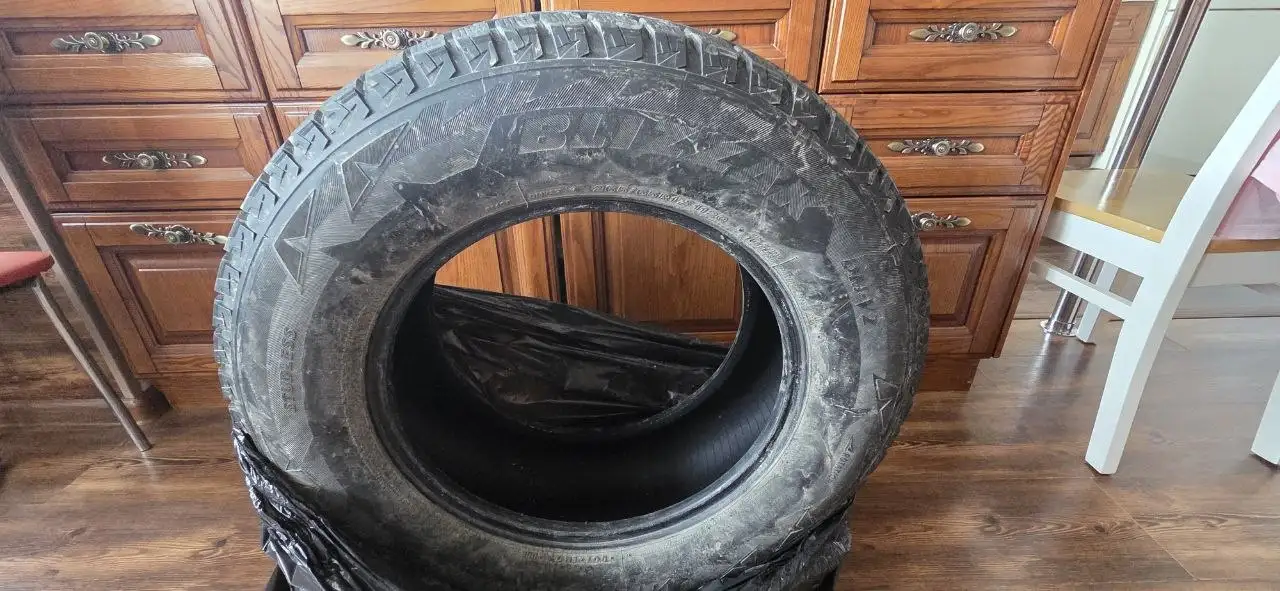 Продам комплект зимних шин Bridgestone Blizzak DM-V2 265/65/R17 - Шины (Авто) в Южно-Сахалинск