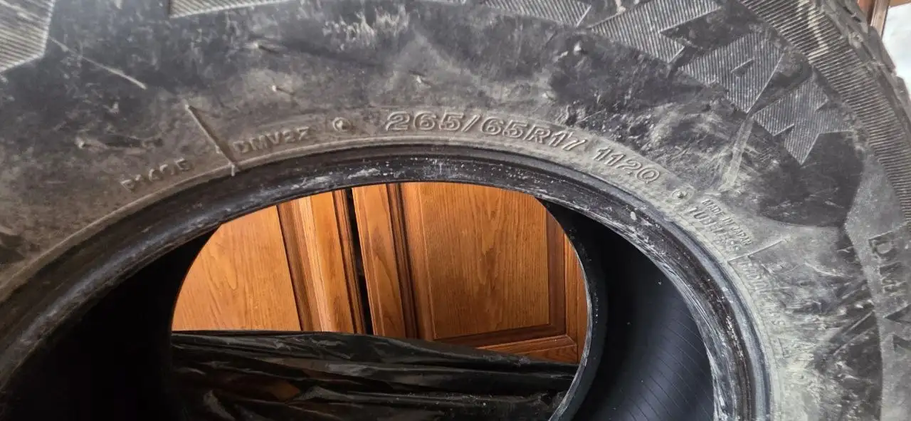 Продам комплект зимних шин Bridgestone Blizzak DM-V2 265/65/R17 - Шины (Авто) в Южно-Сахалинск